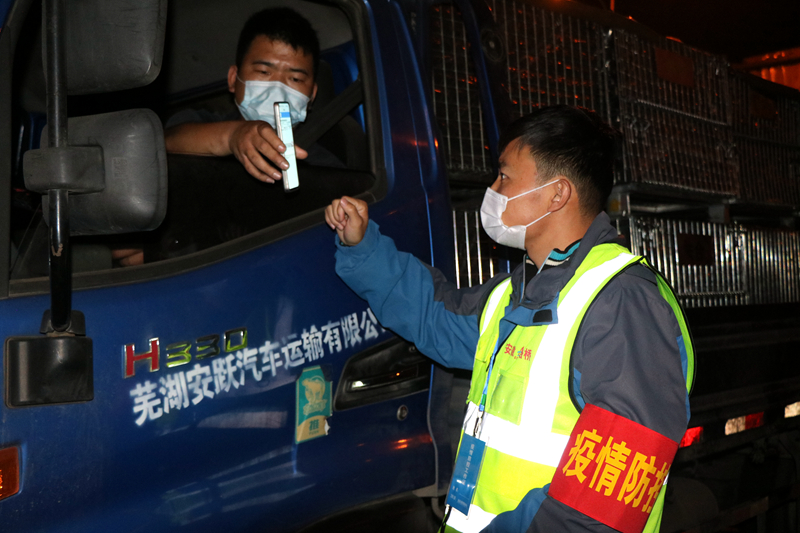 新一輪疫情發(fā)生后，安徽路橋迅速行動(dòng)，組織全體職工和勞務(wù)工人進(jìn)行全員核算檢測(cè)，筑牢疫情防控第一道防線。此外，還積極投身屬地疫情防控，踐行國(guó)企擔(dān)當(dāng)。