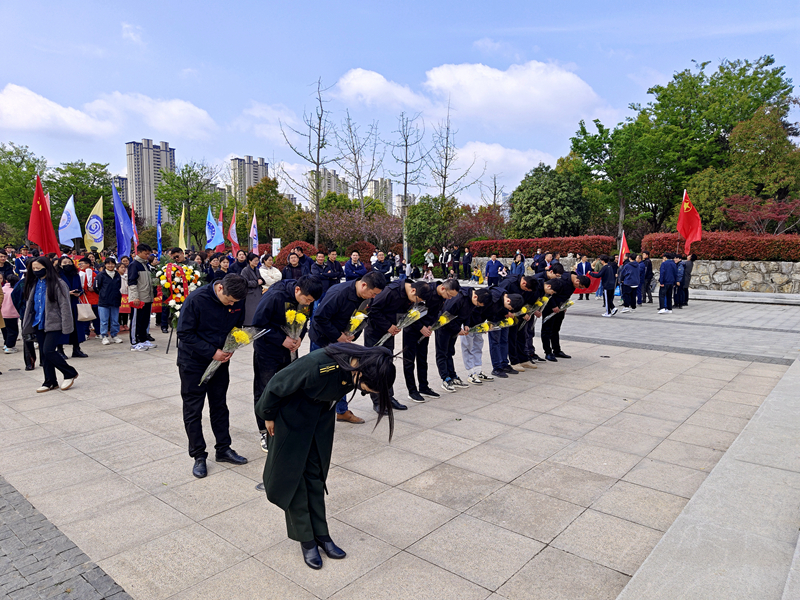 道路合周高速04標(biāo)黨支部聯(lián)合阜南項(xiàng)目到阜陽市和平公園革命烈士紀(jì)念館開展“祭先烈 學(xué)黨史 悟思想 建新功”活動